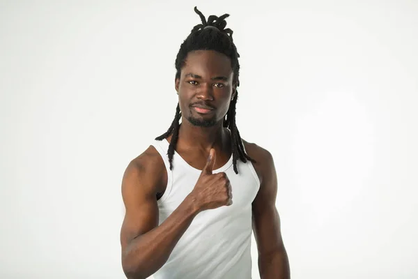 Guapo Hombre Africano Elegante Con Rastas Peinado Con Gesto Mano — Foto de Stock