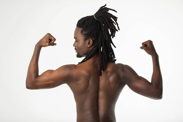 Bonito Elegante Homem Africano Com Dreadlocks Cabelo Fundo Branco — Fotografia de Stock