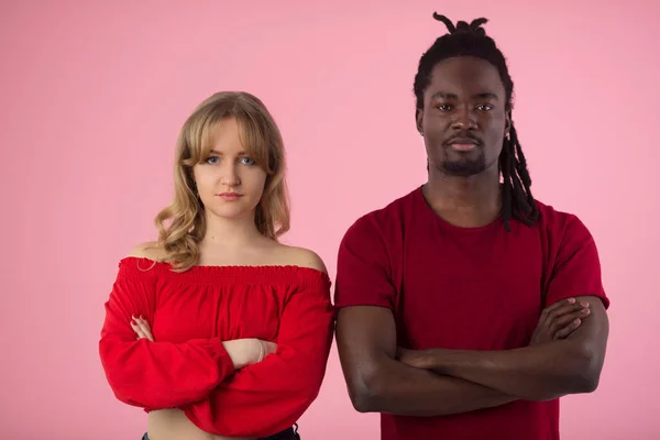 美しい若いカップル アフリカ男とピンクの背景に赤い シャツに白の女 — ストック写真