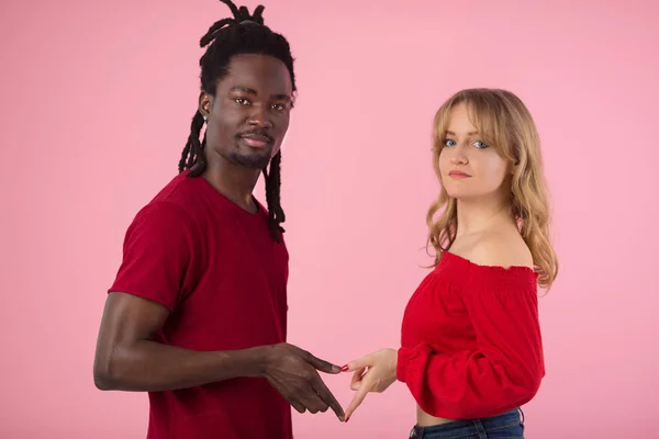 Bella Giovane Coppia Africano Uomo Donna Bianca Shirt Rosse Sfondo — Foto Stock