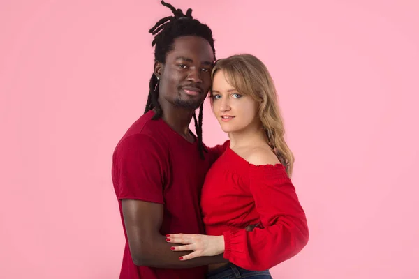 Krásná Mladá Dvojice Afrických Muž Bílá Žena Červených Tričkách Růžovém — Stock fotografie
