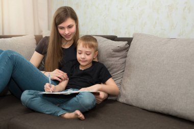 güzel genç aile anne ve oğlu ödev ders yapmak