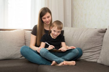 güzel genç aile anne ve oğlu ödev ders yapmak