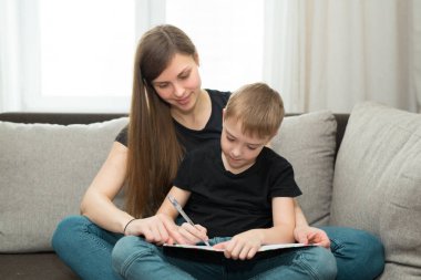 güzel genç aile anne ve oğlu ödev ders yapmak