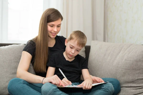 güzel genç aile anne ve oğlu ödev ders yapmak