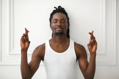 Afrika yakışıklı bir hareketi el ile beyaz bir arka plan üzerinde beyaz yelek dreadlocks ile