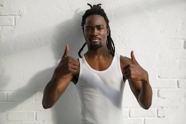 Hombre Africano Guapo Con Rastas Chaleco Blanco Sobre Fondo Blanco — Foto de Stock