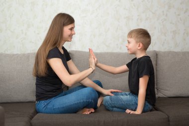 güzel genç anne oğluyla ev iç kanepe