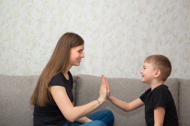 güzel genç anne oğluyla ev iç kanepe