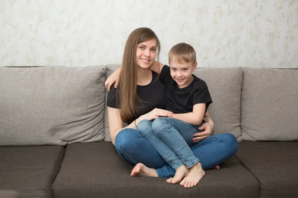 Belle Jeune Mère Avec Son Fils Sur Canapé Intérieur Maison — Photo