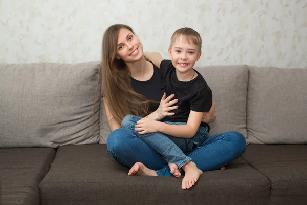 Belle Jeune Mère Avec Son Fils Sur Canapé Intérieur Maison — Photo