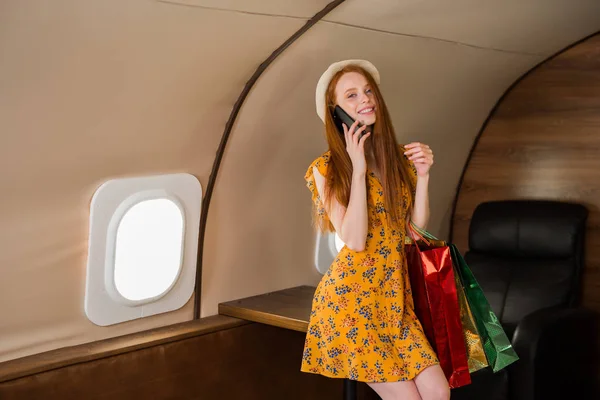 Hermosa Joven Con Pelo Rojo Privado Vestido Amarillo Con Sombrero — Foto de Stock