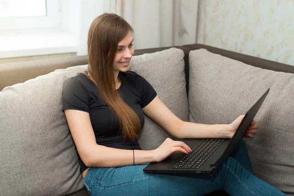 Beautiful Young Girl Black Shirt Sitting Sofa Home Laptop — Stock Photo, Image