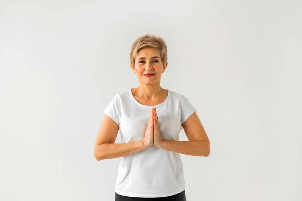 Stijlvolle Oudere Vrouw Doet Yoga Een Witte Achtergrond — Stockfoto