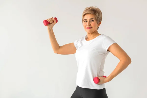 Mujer Edad Avanzada Con Estilo Para Jugando Deportes Con Mancuernas — Foto de Stock