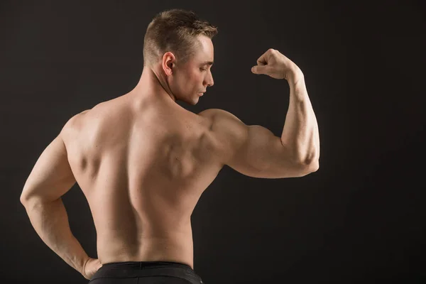 Kjekk Muskuløs Mann Svart Bakgrunn Som Viser Biceps – stockfoto