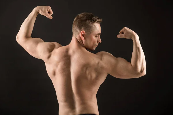 Bonito Muscular Homem Preto Fundo Mostrando Bíceps — Fotografia de Stock