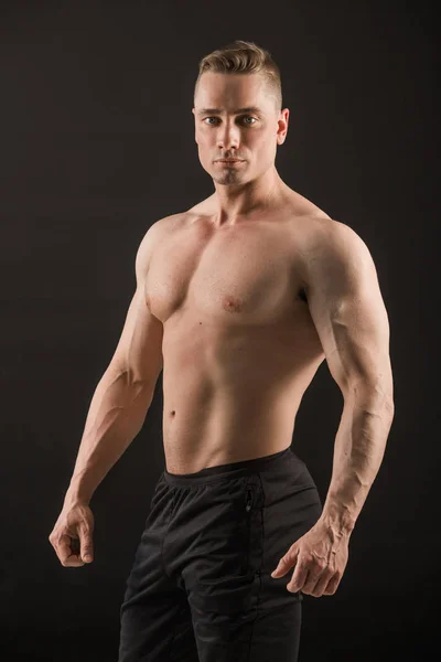 siyah arka plan üzerine yakışıklı kaslı adam