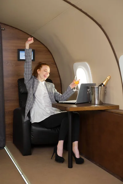 Schönes Junges Mädchen Mit Roten Haaren Fliegt Einem Business Class — Stockfoto