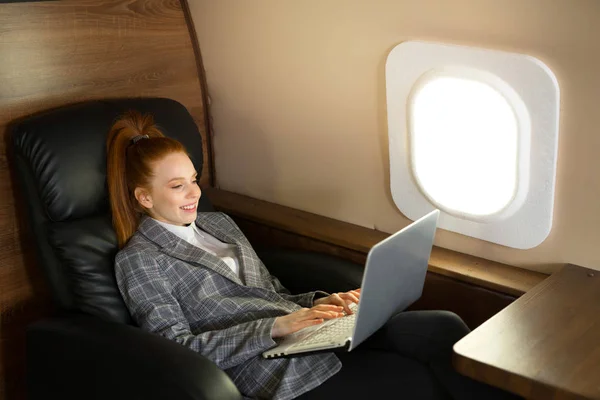 Hermosa Joven Con Pelo Rojo Está Volando Avión Clase Empresarial — Foto de Stock