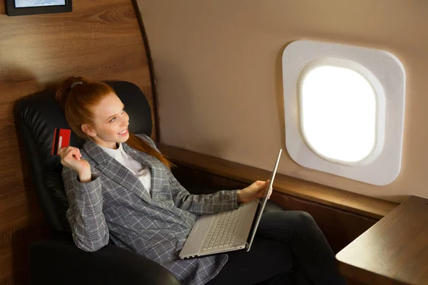 Hermosa Joven Con Pelo Rojo Está Volando Avión Clase Ejecutiva — Foto de Stock