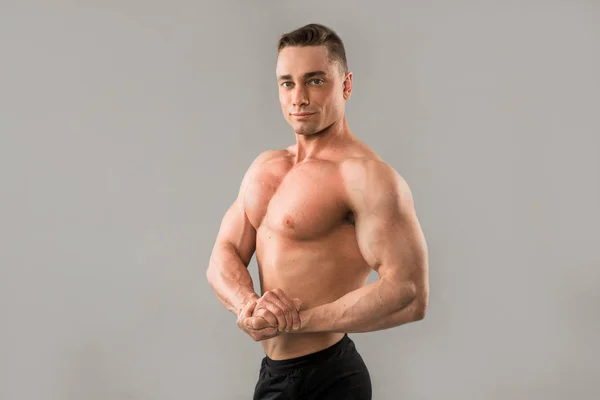 Hombre Guapo Con Músculos Sobre Fondo Gris —  Fotos de Stock