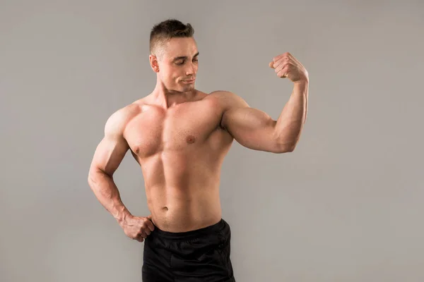 Homem Bonito Com Músculos Fundo Cinza — Fotografia de Stock