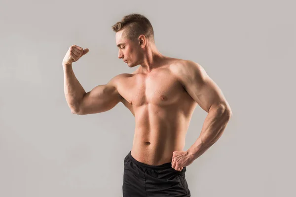 Handsome Male Athlete Pumped Muscles Gray Background — Stock Photo, Image