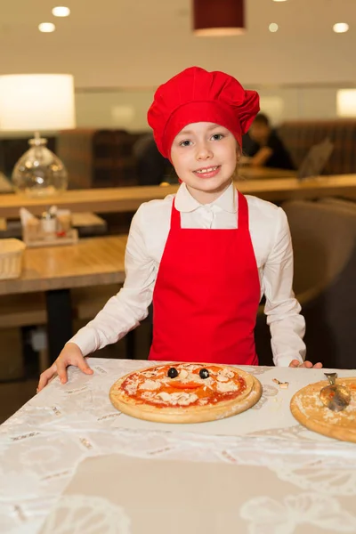 Красивая Маленькая Девочка Повар Красном Фартуке Пиццей — стоковое фото