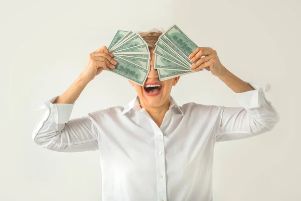 Volwassen Stijlvolle Vrouw Een Wit Shirt Een Witte Achtergrond Met — Stockfoto