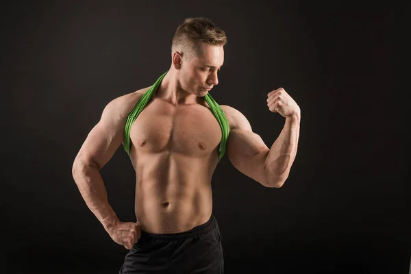 Stilig Man Med Muskler Svart Bakgrund — Stockfoto