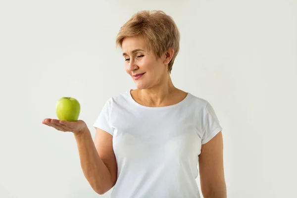 Beautiful Aged Woman Short Haircut White Shirt Apple White Background — Stock Photo, Image