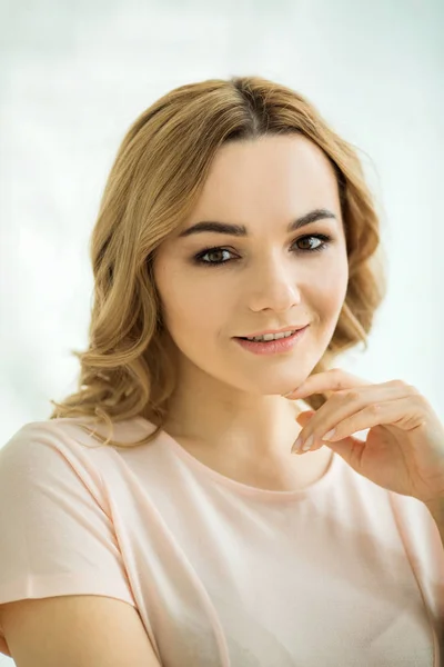 Retrato Una Hermosa Joven Con Maquillaje —  Fotos de Stock