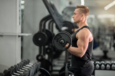 Halter ile spor salonu eğitimi kaslar ile iyi fiziksel durumda yakışıklı adam