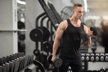 Dambıl ile egzersizler egzersiz jimnastik kaslarıyla iyi durumda yakışıklı adam