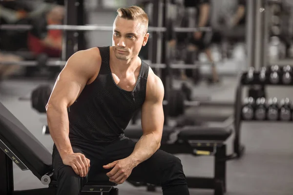 Hombre Guapo Buena Forma Con Los Músculos Gimnasio — Foto de Stock