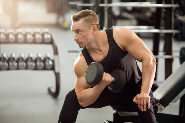 Hombre Guapo Buena Forma Con Los Músculos Gimnasio Ejercicios Ejercicio — Foto de Stock