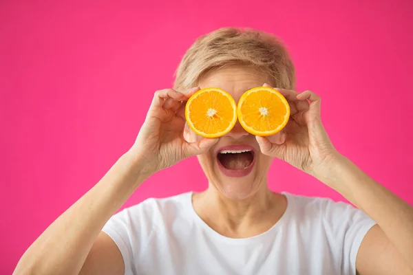 Bela Mulher Idosa Uma Camiseta Branca Com Uma Laranja Suas — Fotografia de Stock