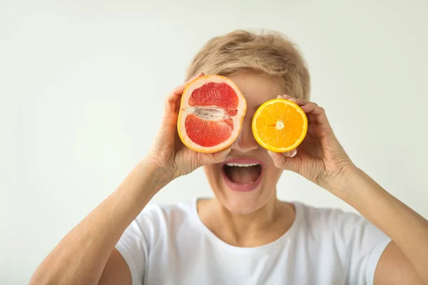 Szép Idős Fehér Póló Narancs Szőlő Gyümölcs Kezében Fehér Alapon — Stock Fotó