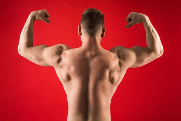 Joven Guapo Forma Deportiva Atlética Coloca Espalda Contra Fondo Rojo — Foto de Stock