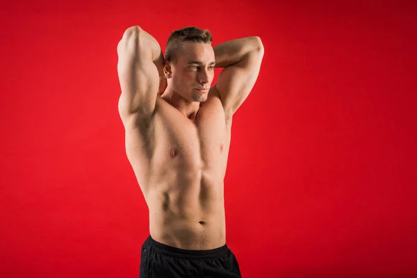 Joven Guapo Uniforme Atlético Sobre Fondo Rojo — Foto de Stock