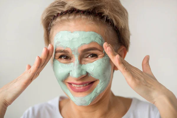 sağlıklı yaşam kremi yüz maskesi ile güzel yaşlı kadın