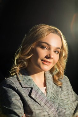 siyah bir arka plan üzerinde bir ceket güzel bir genç kız portresi