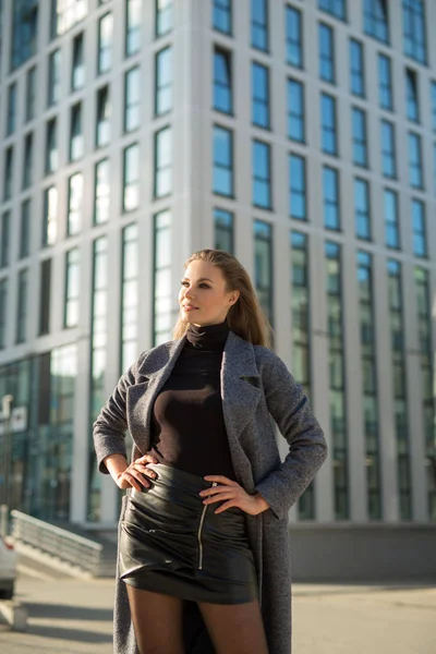 Bella Ragazza Cammina Strada Vicino Agli Edifici Cappotto — Foto Stock