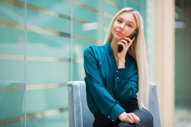 ofiste iş yerinde telefonda konuşurken akan beyaz saçlı güzel genç kadın