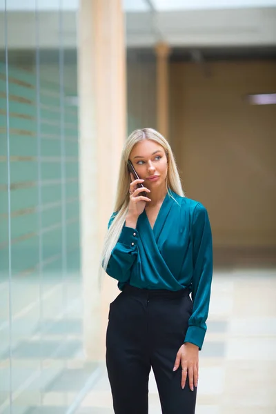 Belle Jeune Femme Avec Des Cheveux Blancs Coulant Parler Téléphone — Photo