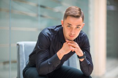 siyah gömlek li yakışıklı genç adam kapalı