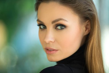 güzel genç kadın portresi makyaj