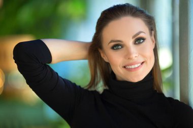 kapalı makyaj ile güzel genç kadın portresi