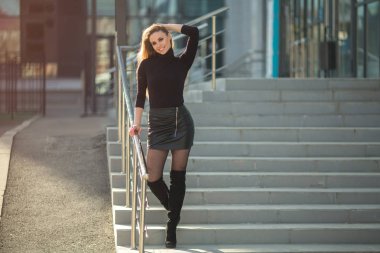 akan saçları ile makyaj ile güzel genç kadın